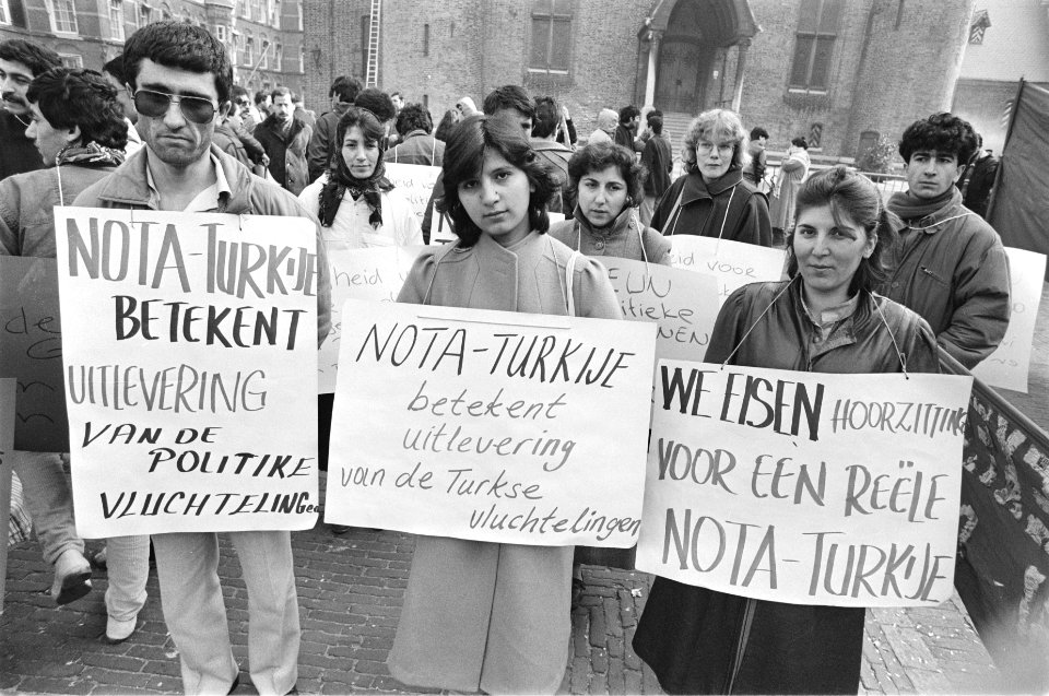 Turkse demonstranten op Binnenhof tijdens UCV, tegen bewind in Turkije, Bestanddeelnr 932-9063