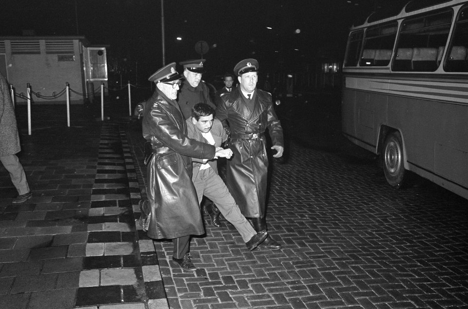 Turkse rel op Schiphol, drie agenten waren nodig om deze Turk naar bus te brenge, Bestanddeelnr 917-3328