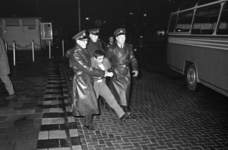 Turkse rel op Schiphol, drie agenten waren nodig om deze Turk naar bus te brenge, Bestanddeelnr 917-3328