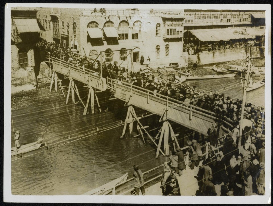 Turkish prisoners passing through Basra., Bestanddeelnr 158-1495