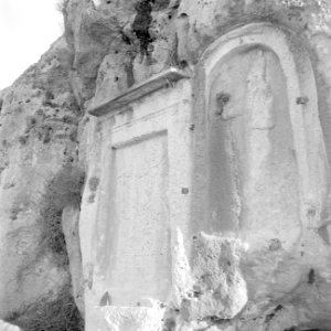 Twee reliëfs in de rotsen van de vallei van Nahr el Kelb, Bestanddeelnr 255-6447