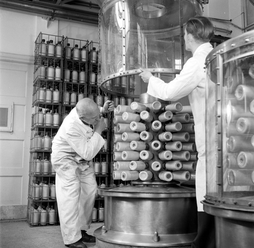 Twee medewerkers van de drooginrichting van het Amsterdamse Binnengasthuis plaat, Bestanddeelnr 254-2525