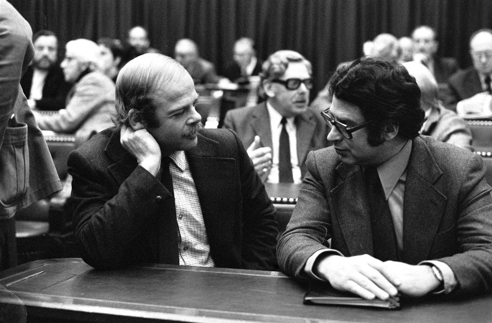 Tweede Kamer , medianota 18, 19 Bas de Gaay Fortman (links) met Ed van Thijn ,, Bestanddeelnr 928-3997