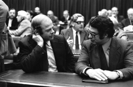 Tweede Kamer , medianota 18, 19 Bas de Gaay Fortman (links) met Ed van Thijn ,, Bestanddeelnr 928-3997