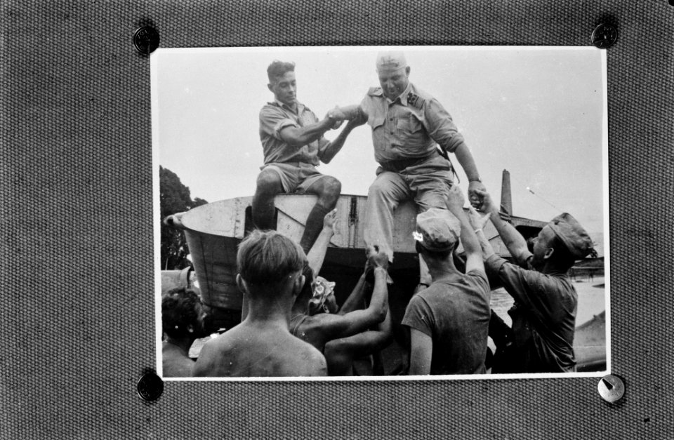 Twee marine officieren zitten op een vleugel van een vliegtuig. Rechts Commandan, Bestanddeelnr 8732