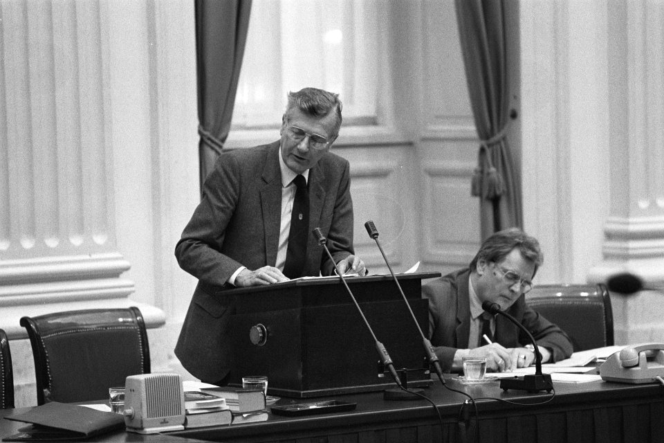 Tweede Kamer , minister De Koning (l) en staatssecretaris De Graaf, Bestanddeelnr 933-8329