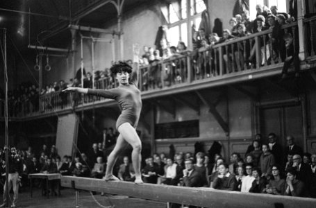 Turnwedstrijden in Amsterdamse turnhal, Dolly de Ridder-van der Meulen op evenw…, Bestanddeelnr 914-6163