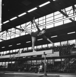 Turnen dames te Rotterdam, Thea Belmer op de evenwichtsbalk, Bestanddeelnr 917-2626