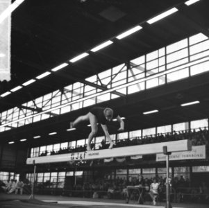 Turnen dames te Rotterdam, Thea Belmer op de evenwichtsbalk, Bestanddeelnr 917-2625