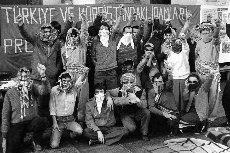 Turken en Koerden hebben in vier steden in Nederland kerken bezet uit protest te, Bestanddeelnr 932-0663