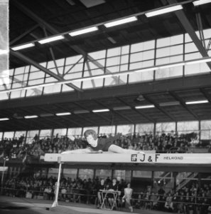 Turnen dames te Rotterdam, Thea Belmer op de evenwichtsbalk, Bestanddeelnr 917-2624