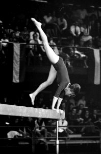 Turnen Nederland tegen Polen, Ria Rietveld op de evenwichtsbalk, Bestanddeelnr 915-1975