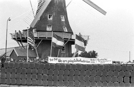 Turfbalen liggen voor de molen, Bestanddeelnr 911-5239