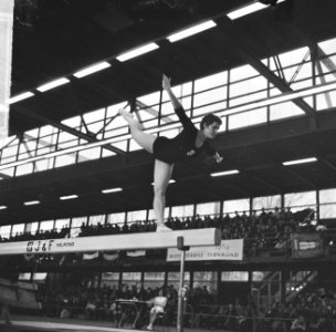 Turnen dames te Rotterdam, Jannie Vierstra (kampioen) op evenwichtsbalk in actie, Bestanddeelnr 917-2621