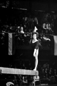 Turnen Nederland tegen Polen, Ria Rietveld op de evenwichtsbalk, Bestanddeelnr 915-1974