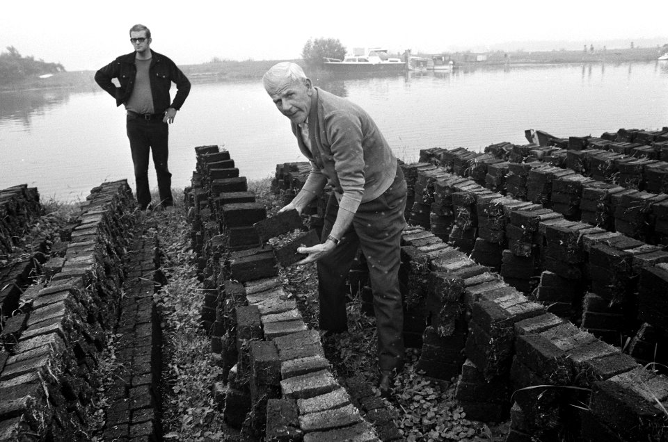Turfsteker Van der Wild aan het werk op het eiland Vinkeveen, opdracht Parool, Bestanddeelnr 925-7600