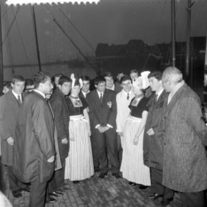 Turkse deelnemers aan een internationaal jeugdtoernooi, Volendamse meisjes trekk, Bestanddeelnr 916-2314