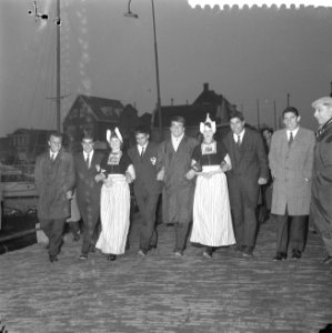 Turkse deelnemers aan een internationaal jeugdtoernooi met Volendamse meisjes, Bestanddeelnr 916-2310