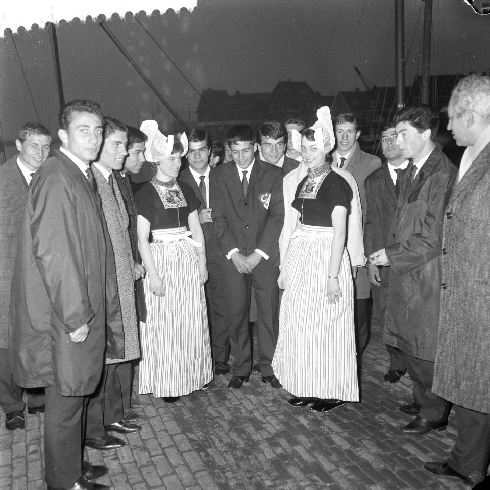 Turkse deelnemers aan een internationaal jeugdtoernooi, Volendamse meisjes trekk, Bestanddeelnr 916-2313