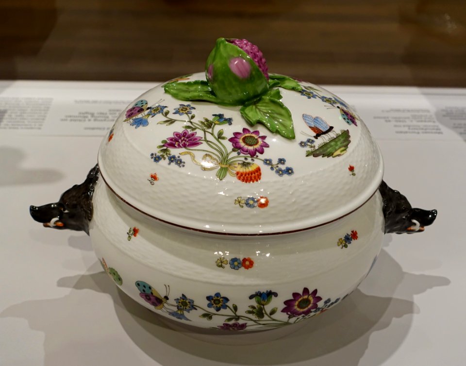 Tureen with Kakiemon motifs, Meissen Porcelain Factory, c. 1740-1750, hard-paste porcelain, painted in enamels - Busch-Reisinger Museum, Harvard University - DSC02012
