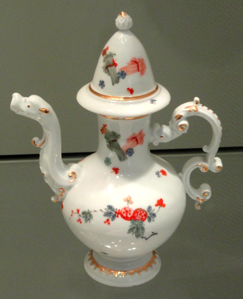 Turkish Coffee Pot, c. 1735-1740, Meissen, hard-paste porcelain with overglaze enamels - Gardiner Museum, Toronto - DSC00528