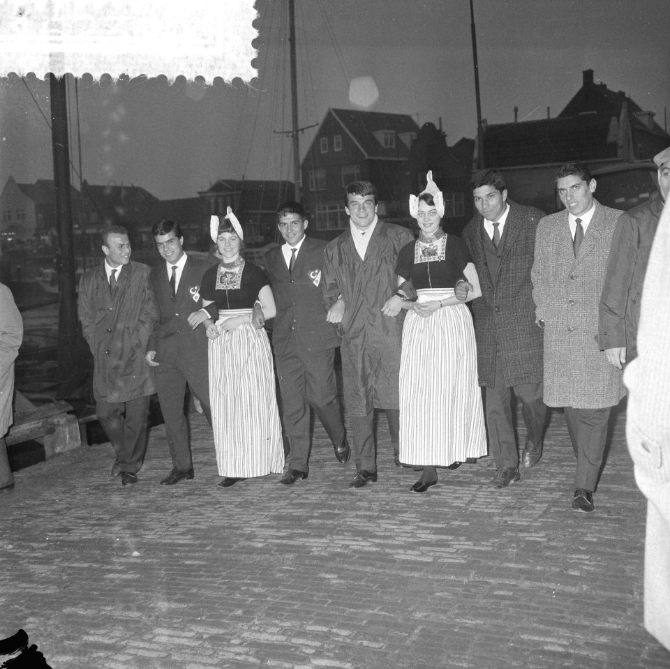 Turkse deelnemers aan een internationaal jeugdtoernooi met Volendamse meisjes, Bestanddeelnr 916-2309