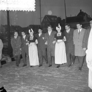 Turkse deelnemers aan een internationaal jeugdtoernooi met Volendamse meisjes, Bestanddeelnr 916-2309