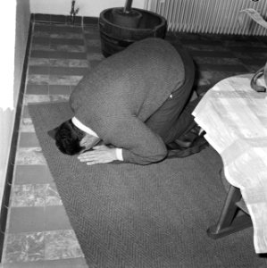 Turken van Schiphol vertrokken, een gelovige Turk is aan het bidden in de wandel, Bestanddeelnr 917-3359 photo