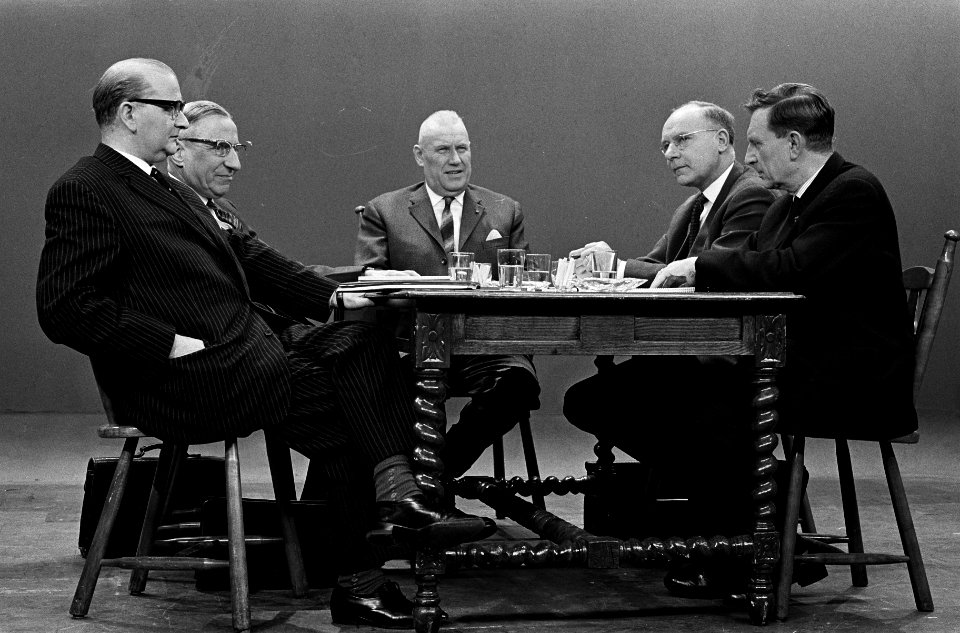 TV-debat tussen KVP en PvdA van links naar rechts dr. W. L. P. de Kort (KVP), pr, Bestanddeelnr 915-0437