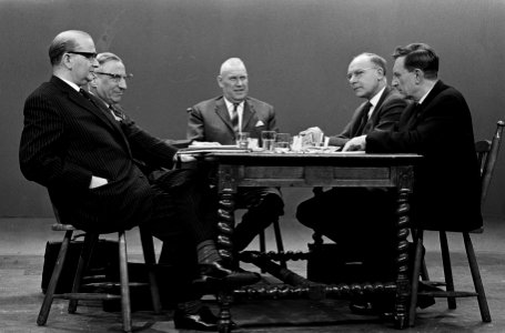 TV-debat tussen KVP en PvdA van links naar rechts dr. W. L. P. de Kort (KVP), pr, Bestanddeelnr 915-0437