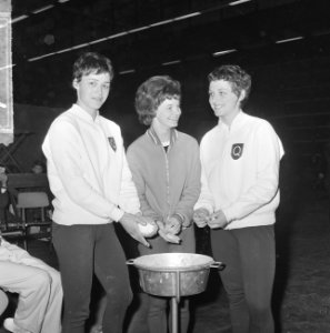 Turnen dames te Rotterdam, v.l.n.r. Thea Belmer (2) Janny Vierstra (1) en Grietj, Bestanddeelnr 917-2622