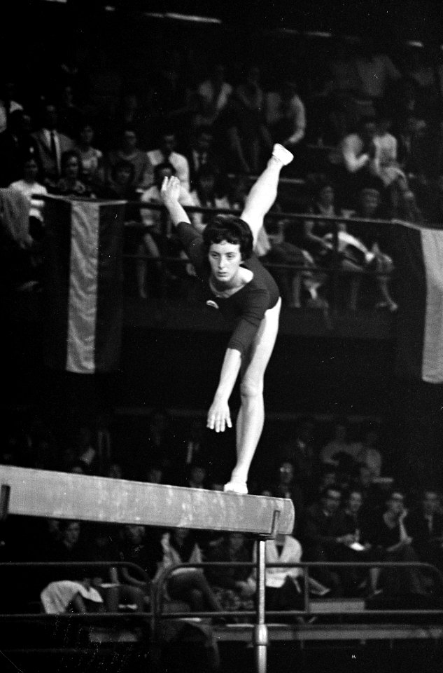 Turnen Nederland tegen Polen, Ria Rietveld op de evenwichtsbalk, Bestanddeelnr 915-1972