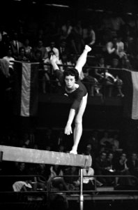 Turnen Nederland tegen Polen, Ria Rietveld op de evenwichtsbalk, Bestanddeelnr 915-1972
