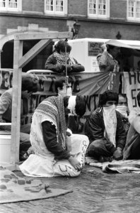 Turkse jongeren w.o. hongerstakers Vincentiuskerk demonstreren op Binnenhof tege, Bestanddeelnr 932-2166