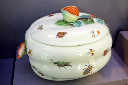 Tureen, pomegranate finial, France, Chantilly, c. 1735-1745, soft-paste porcelain - California Palace of the Legion of Honor - DSC07668