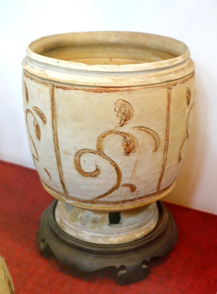 Tureen, Tran dynasty, 14th century AD, stoneware - Museum of Vietnamese History - Ho Chi Minh City - DSC06205