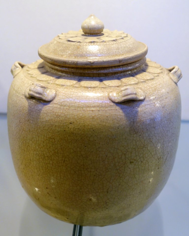 Tureen, crackled ivory white glaze ceramic - Lý dynasty, 11th-12th century AD - Vietnam National Museum of Fine Arts - Hanoi, Vietnam - DSC05389