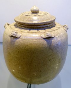 Tureen, crackled ivory white glaze ceramic - Lý dynasty, 11th-12th century AD - Vietnam National Museum of Fine Arts - Hanoi, Vietnam - DSC05389