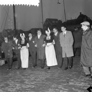 Turkse deelnemers aan een internationaal jeugdtoernooi met Volendamse meisjes, Bestanddeelnr 916-2311