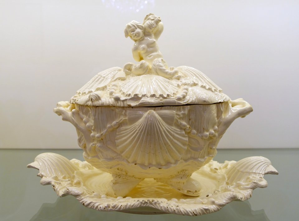Tureen with shellfish, Real Fabrica del Buen Retiro, Madri, 1771-1784 AD - Museo Nacional de Artes Decorativas - Madrid, Spain - DSC08409