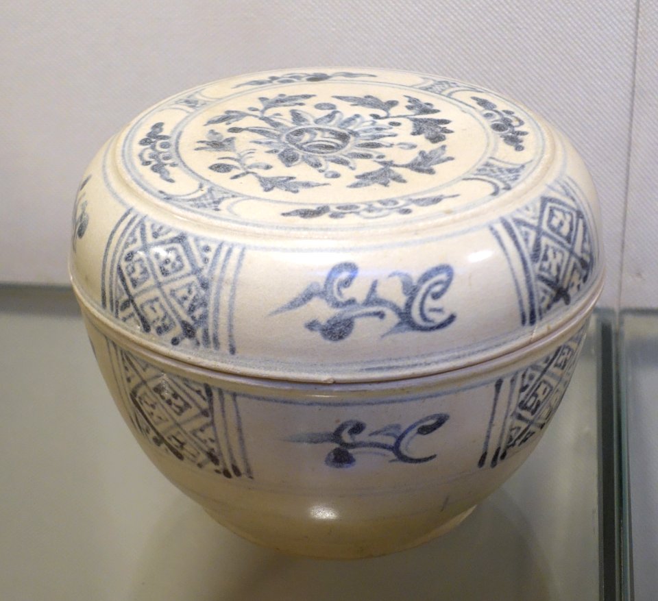 Tureen (two compartments), white glaze ceramic with cobalt blue patterns - Early Le dynasty, 15th century AD - Vietnam National Museum of Fine Arts - Hanoi, Vietnam - DSC05371