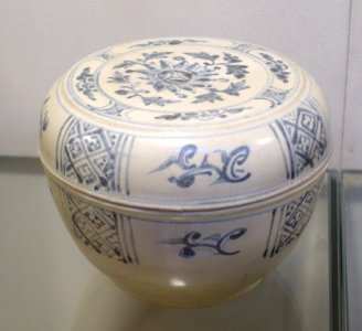 Tureen (two compartments), white glaze ceramic with cobalt blue patterns - Early Le dynasty, 15th century AD - Vietnam National Museum of Fine Arts - Hanoi, Vietnam - DSC05371