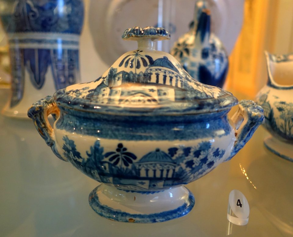 Tureen, c. 1822-1850, faience - Fábrica de Miragaia - Museu Nacional de Soares dos Reis - Porto, Portugal - DSC00439