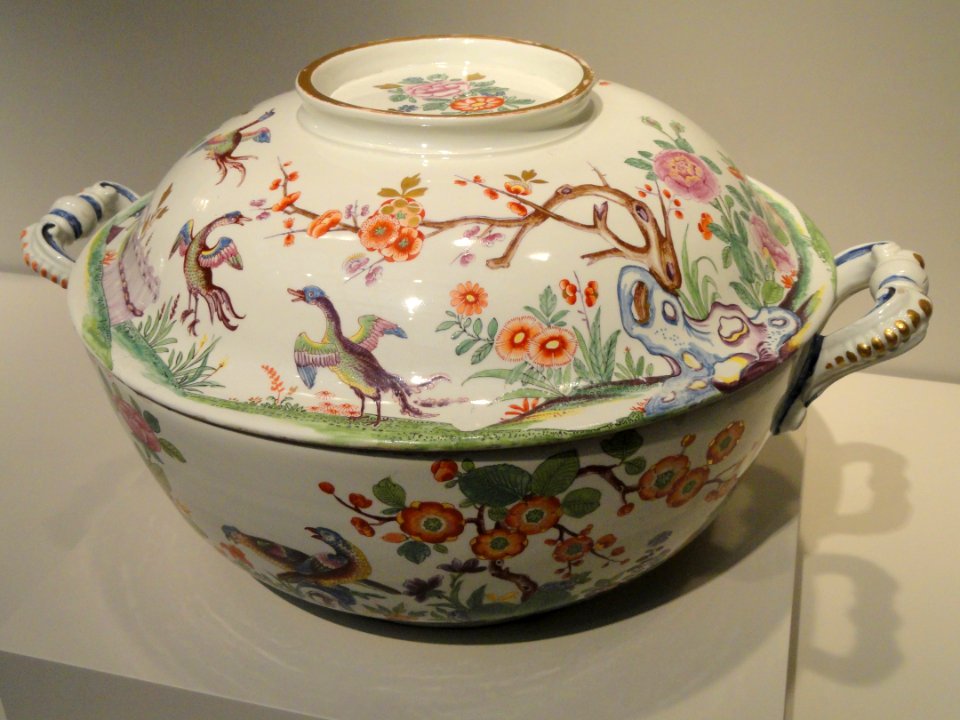 Tureen, c. 1725, Du Paquier Porcelain Manufactory, Vienna, porcelain, enamels, gilding - Art Institute of Chicago - DSC00066