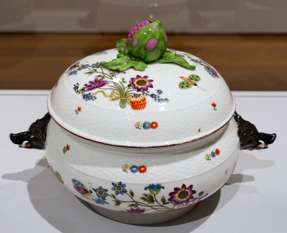 Tureen with Kakiemon motifs, Meissen Porcelain Factory, c. 1740-1750, hard-paste porcelain, painted in enamels - Busch-Reisinger Museum, Harvard University - DSC01302