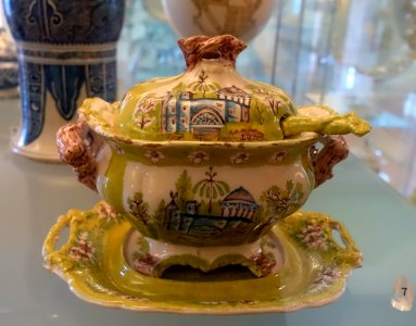 Tureen and serving dish, c. 1822-1850, faience - Fábrica de Miragaia - Museu Nacional de Soares dos Reis - Porto, Portugal - DSC00442
