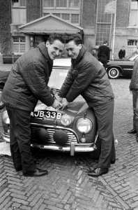 Tulpenrallye 1965, Timo Makinen (links) en Paul Easter met hun Morris Cooper S, Bestanddeelnr 917-6907