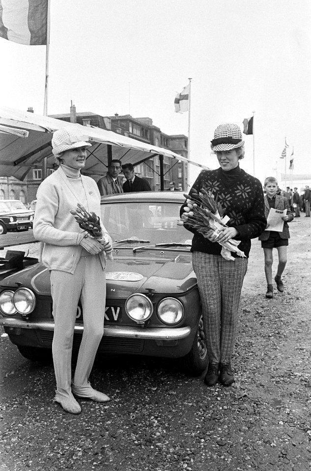 Tulpenrallye 1965, de Engelse dames Rosemary Smith en Valerie Domleo met een Hi…, Bestanddeelnr 917-7085