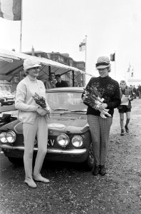 Tulpenrallye 1965, de Engelse dames Rosemary Smith en Valerie Domleo met een Hi…, Bestanddeelnr 917-7085