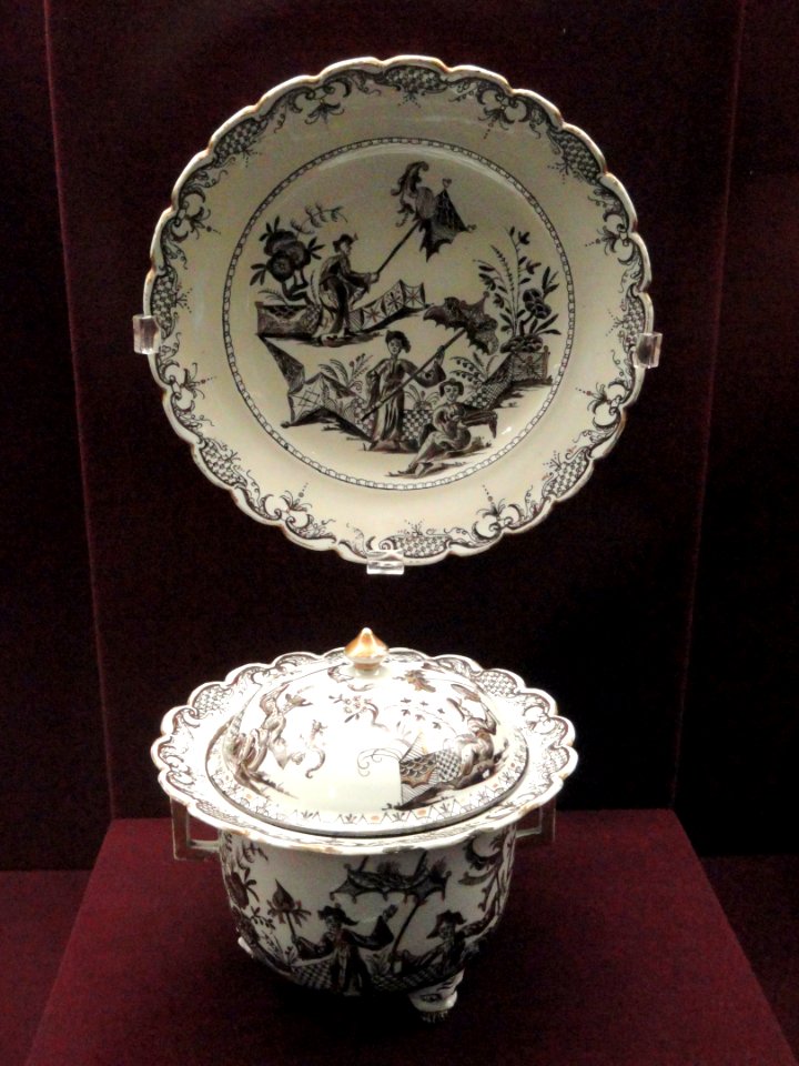 Tureen and stand (Ollientopf), c. 1725-1730, Du Paquier factory, hard-paste porcelain, Schwarzlot overglaze black enamel, gilding - Gardiner Museum, Toronto - DSC00992
